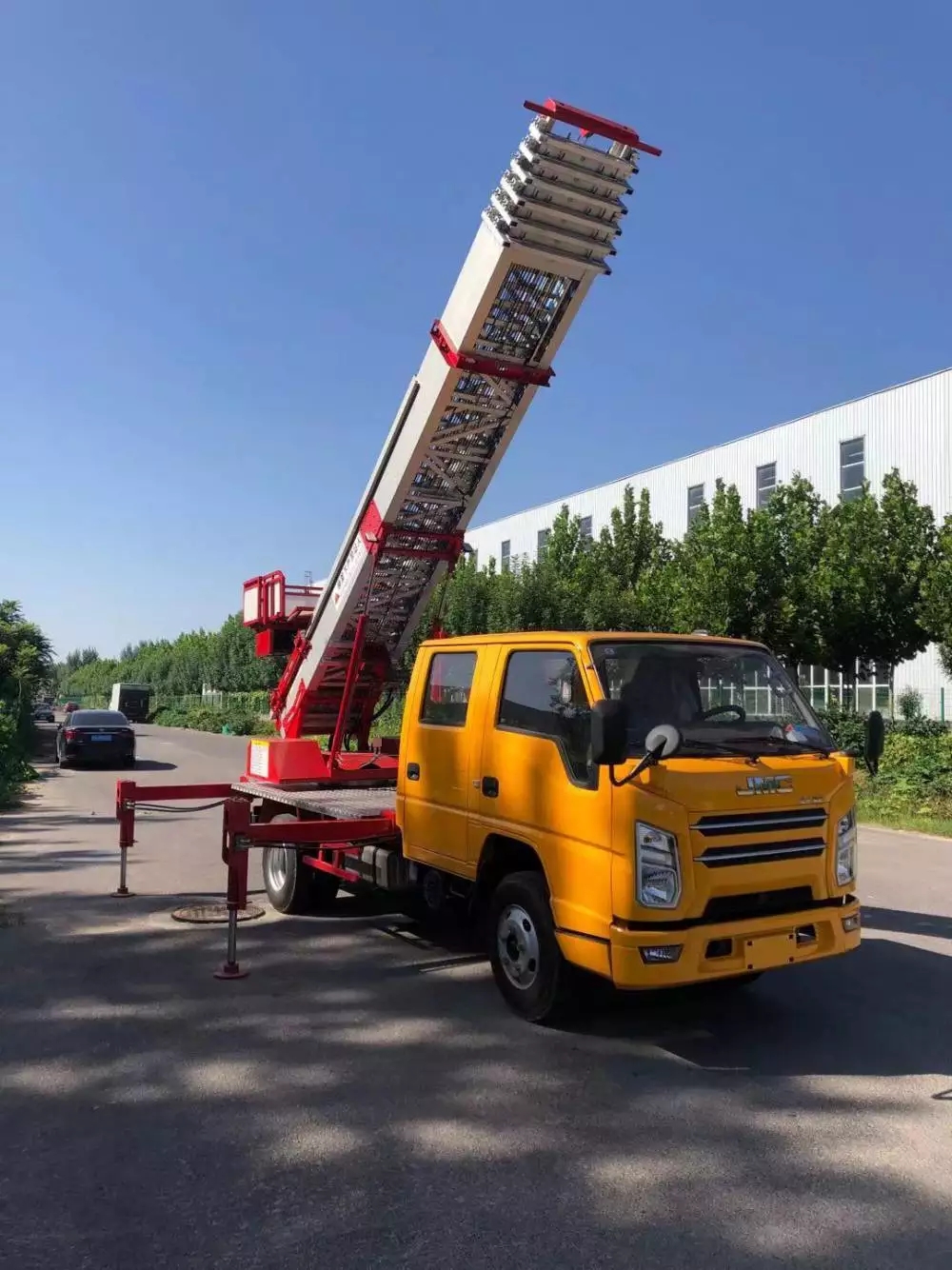 排湖风景区附近的云梯车出租服务：轻松解决高空作业需求