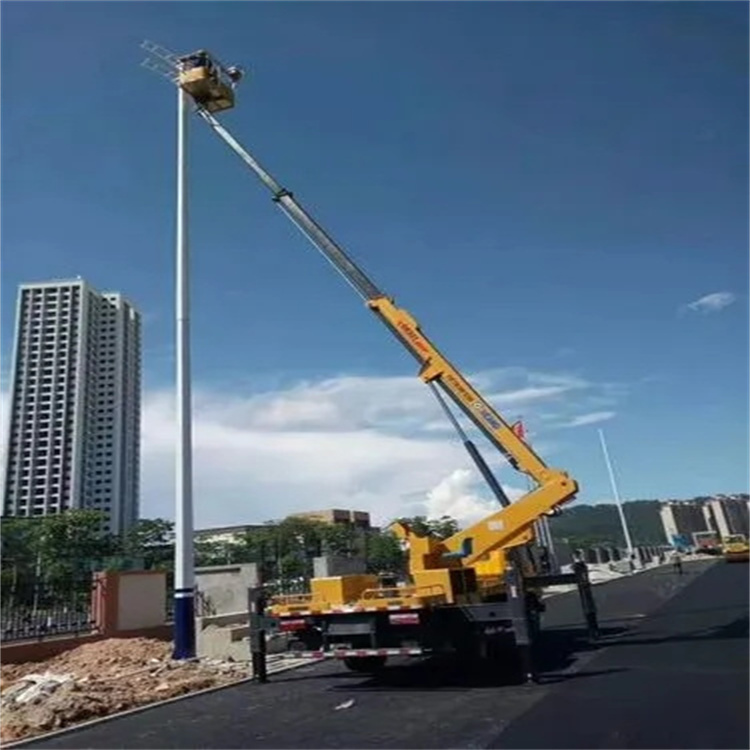 排湖风景区维修路灯的曲臂升降车出租