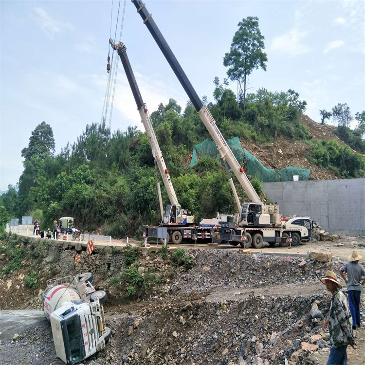 排湖风景区汽车掉沟里叫吊车救援要多少钱